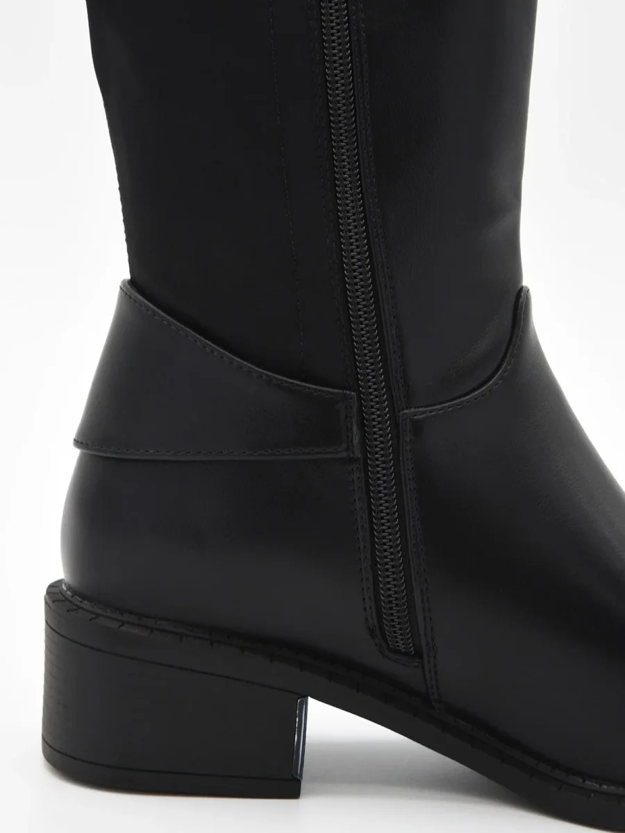 BOTA ALTA NEGRA CON HEBILLA Y TACÓN BAJO DE NYREX - Imagen 8