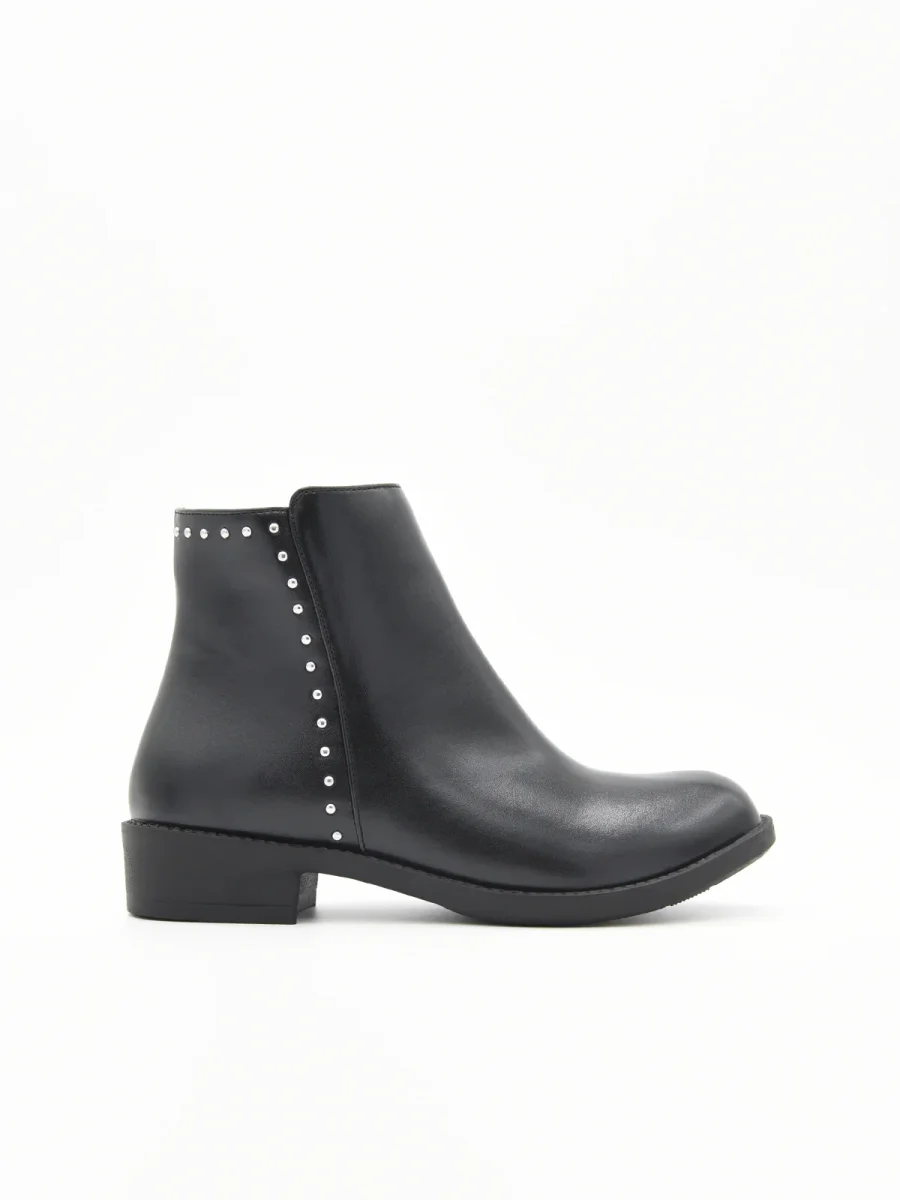 BOTÍN NEGRO MINIMALISTA CON TACHUELAS DE NYREX - Imagen 2