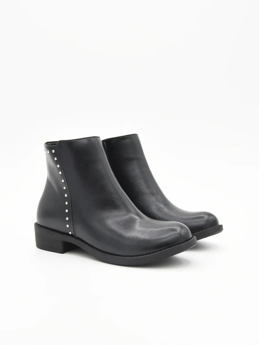 BOTÍN NEGRO MINIMALISTA CON TACHUELAS DE NYREX - Imagen 3