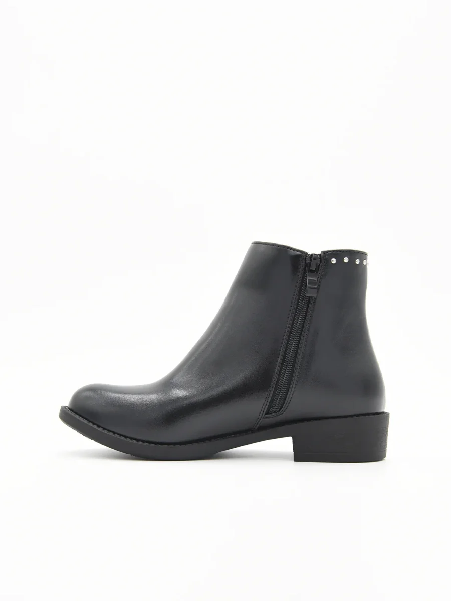 BOTÍN NEGRO MINIMALISTA CON TACHUELAS DE NYREX - Imagen 5