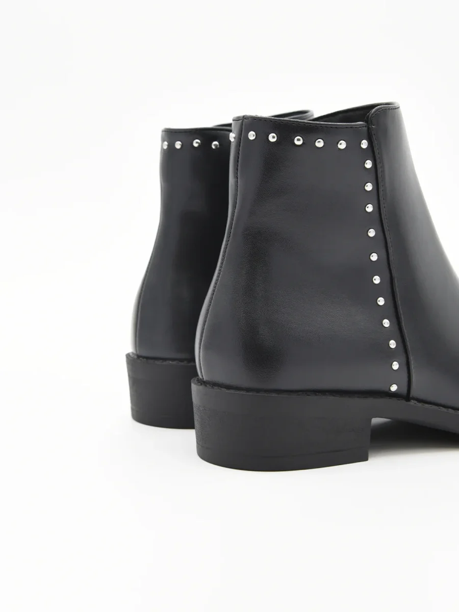 BOTÍN NEGRO MINIMALISTA CON TACHUELAS DE NYREX - Imagen 6