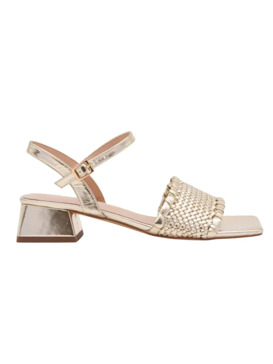Sandalias doradas de tacón bajo con diseño trenzado - Imagen 4