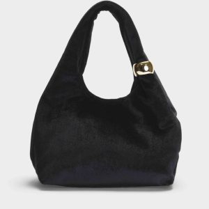BOLSO NEGRO DE TERCIOPELO CON ASA ANUDADA Y DETALLE DORADO