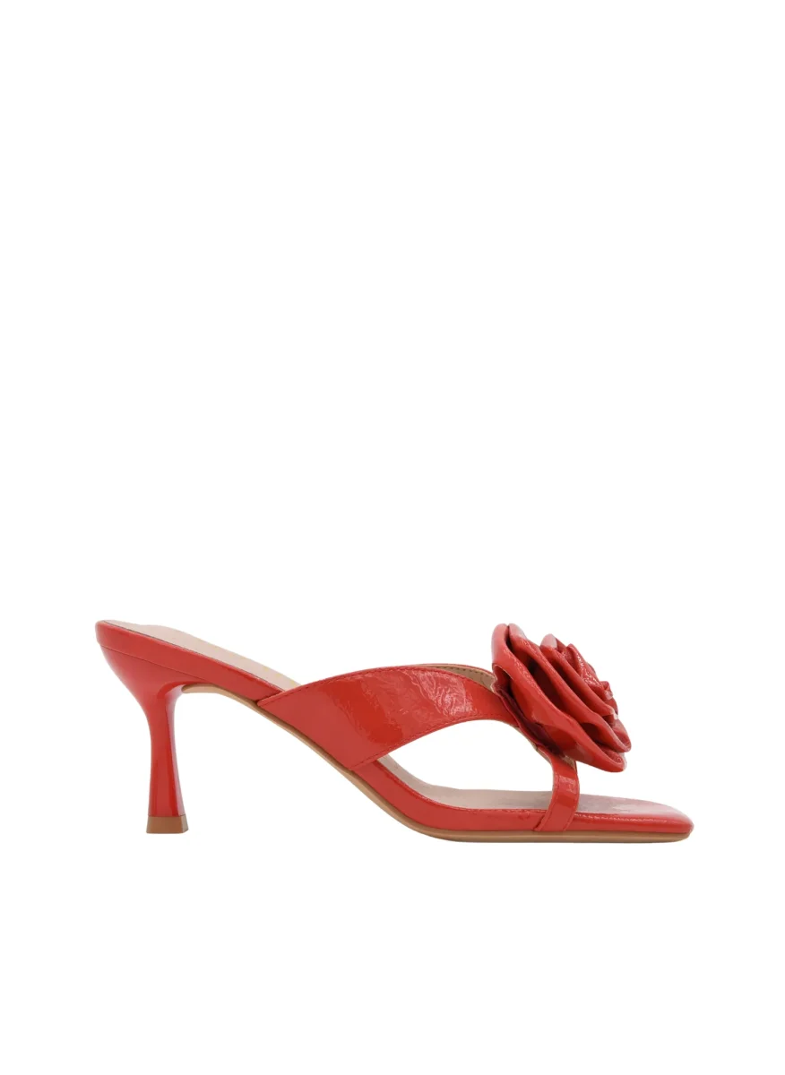 SANDALIA CORAL DE TACÓN FINO CON FLOR DECORATIVA - Imagen 4