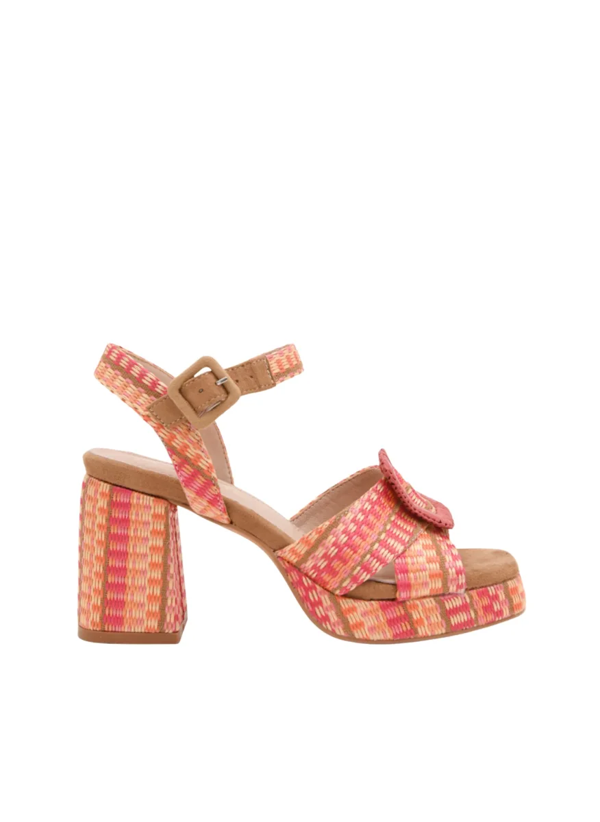 Sandalias coral de tacón ancho con plataforma tejida y hebilla - Imagen 4