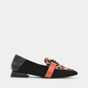 MOCASÍN NEGRO Y ANIMAL PRINT CON CADENA