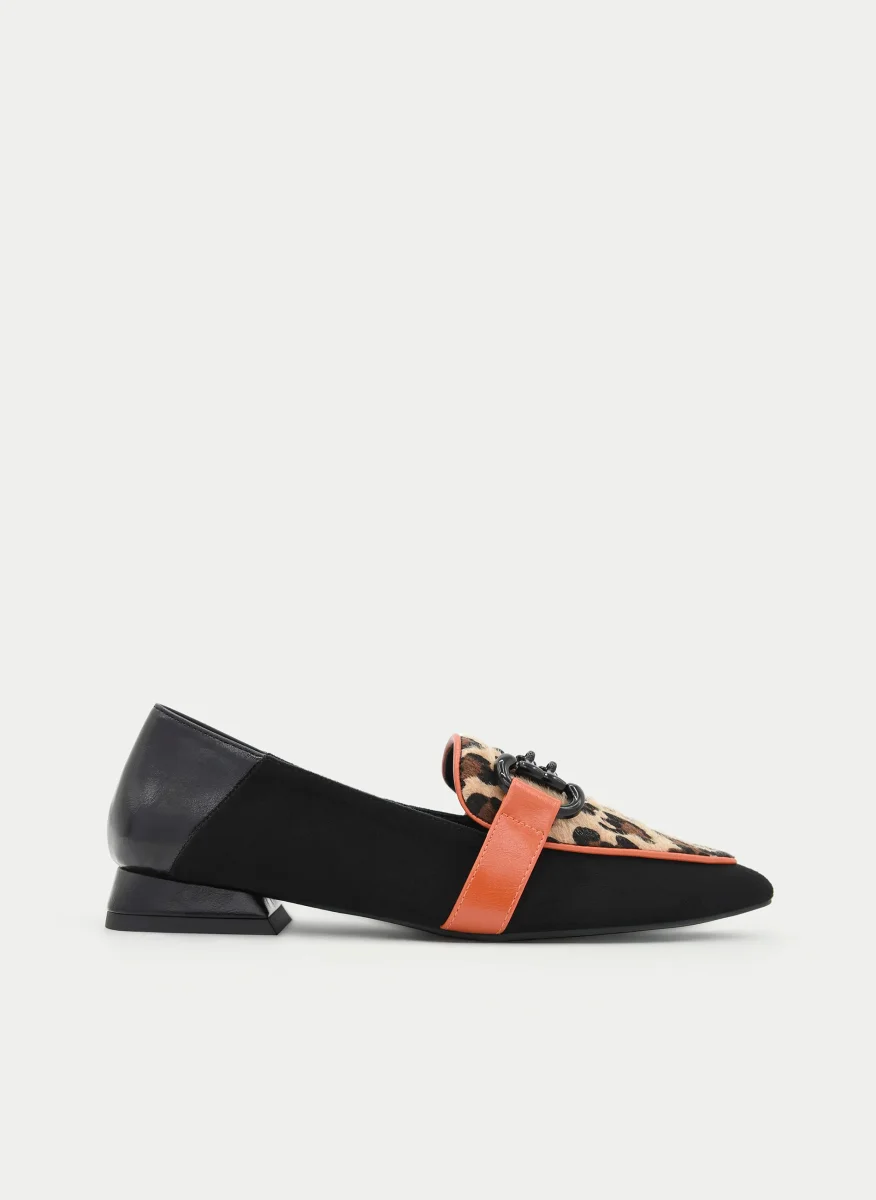 MOCASÍN NEGRO Y ANIMAL PRINT CON CADENA - Imagen 2