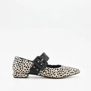 Bailarinas Beige Estampadas con Pulsera Negra y Tachas