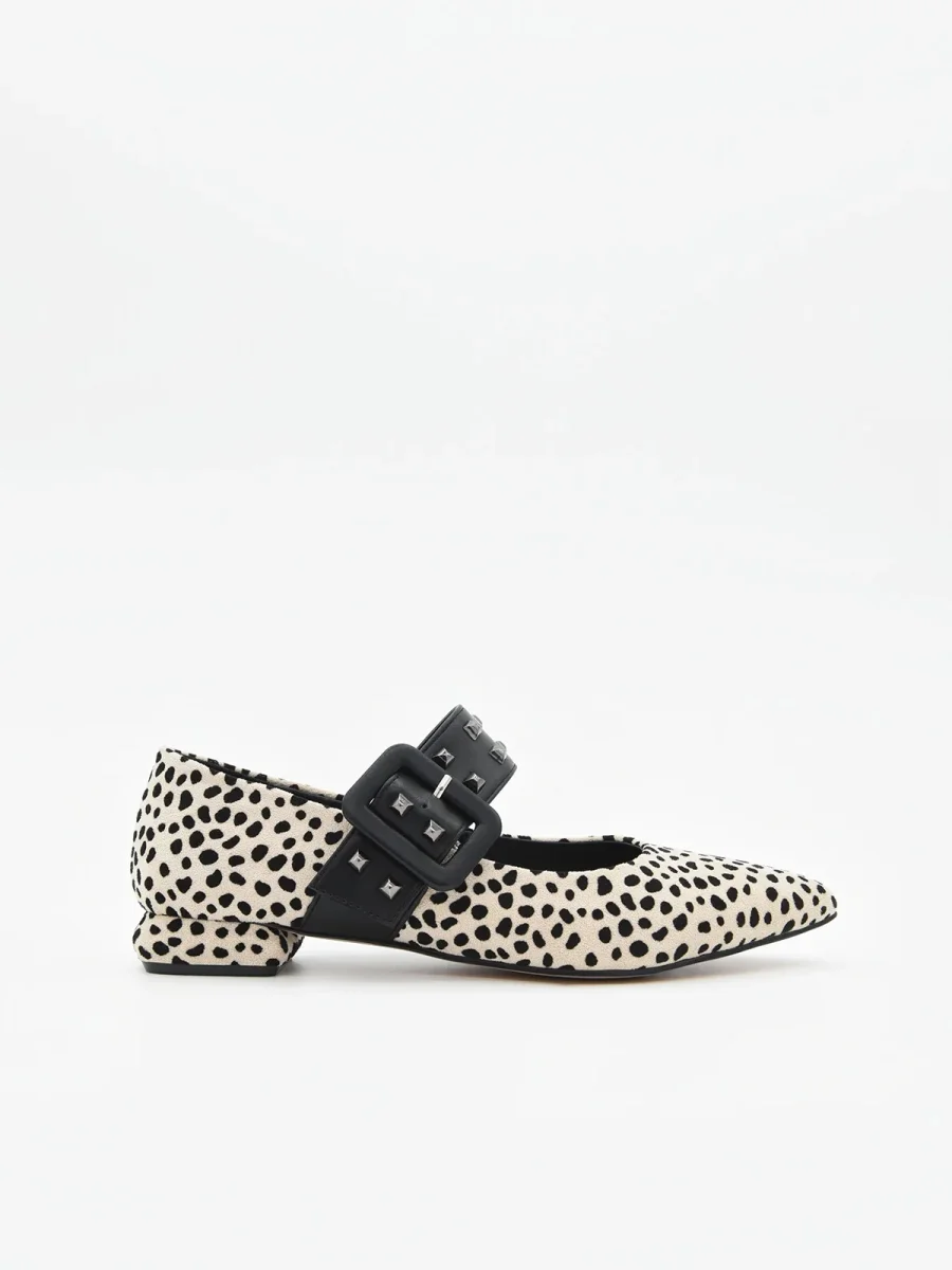 Bailarinas Beige Estampadas con Pulsera Negra y Tachas