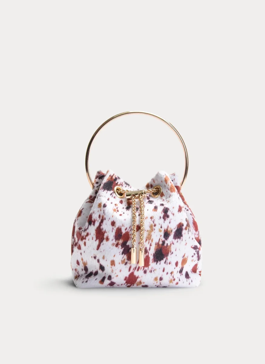 BOLSO BOMBONERA BLANCO VACA CON ASA ARO DORADA