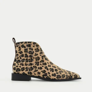 BOTÍN LEOPARDO CON TACHAS Y PUNTA FINA