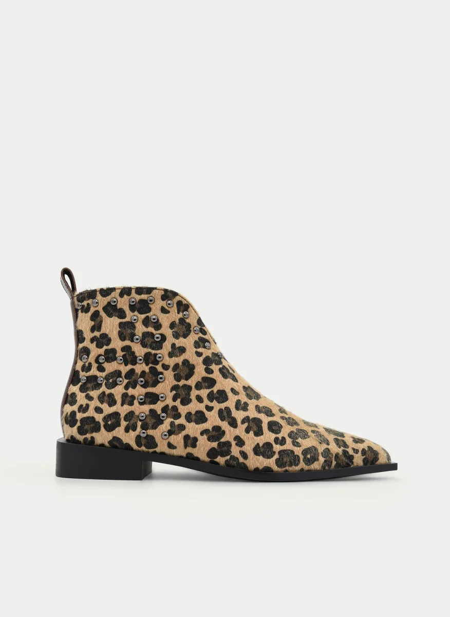 BOTÍN LEOPARDO CON TACHAS Y PUNTA FINA - Imagen 2