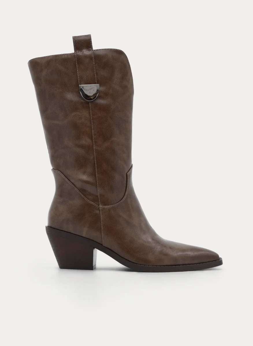 BOTA COWBOY TAUPE TACÓN MEDIO PUNTA FINA - Imagen 2