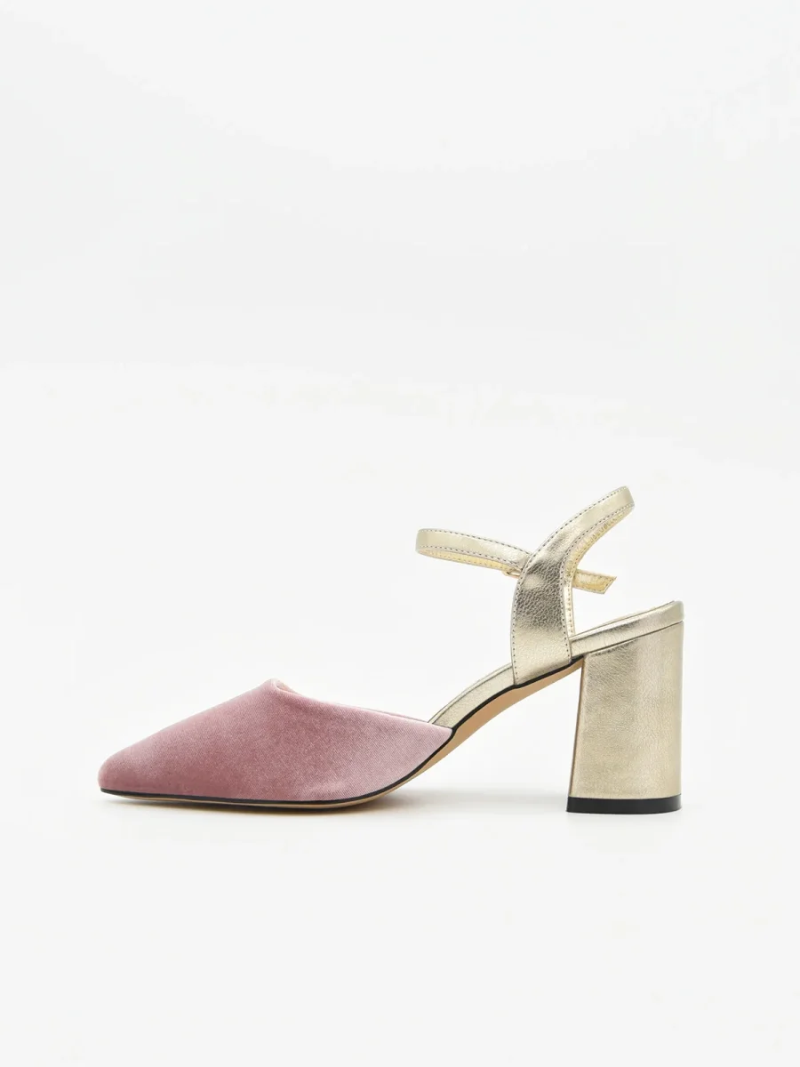 Zapato de Terciopelo Rosa con Tacón Dorado y correa - Imagen 5