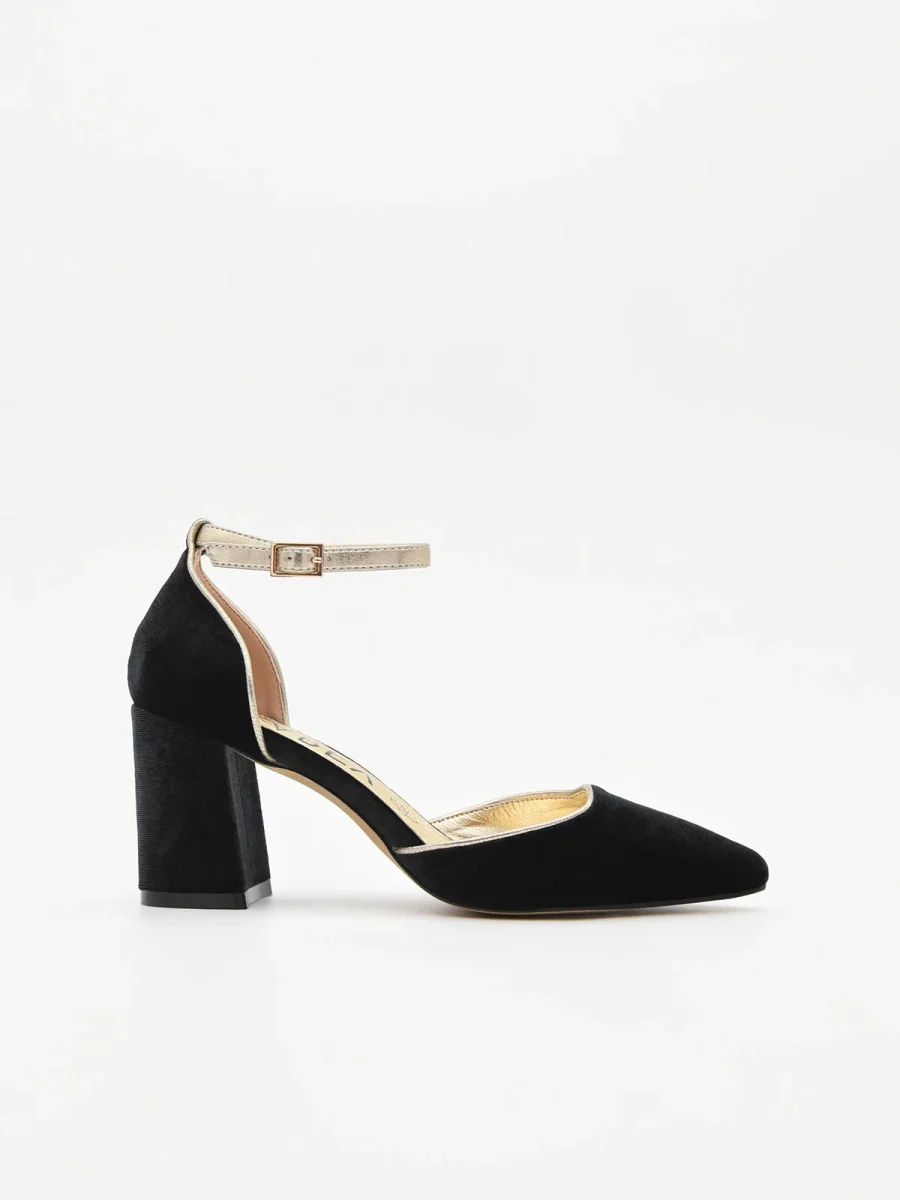 Zapato de Terciopelo Negro con Ribete Dorado