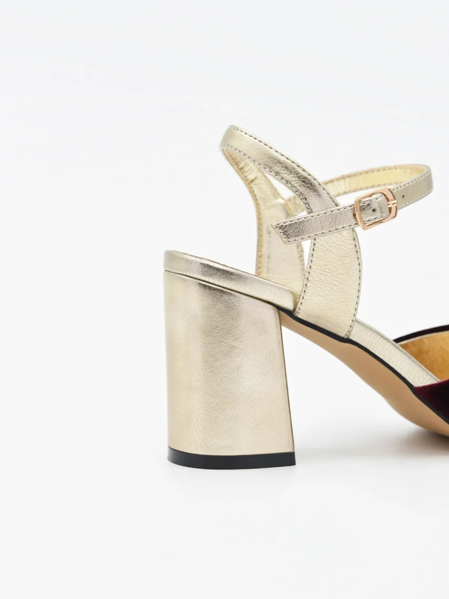 Zapato de Terciopelo Burdeos con Tacón Dorado y correa - Imagen 6