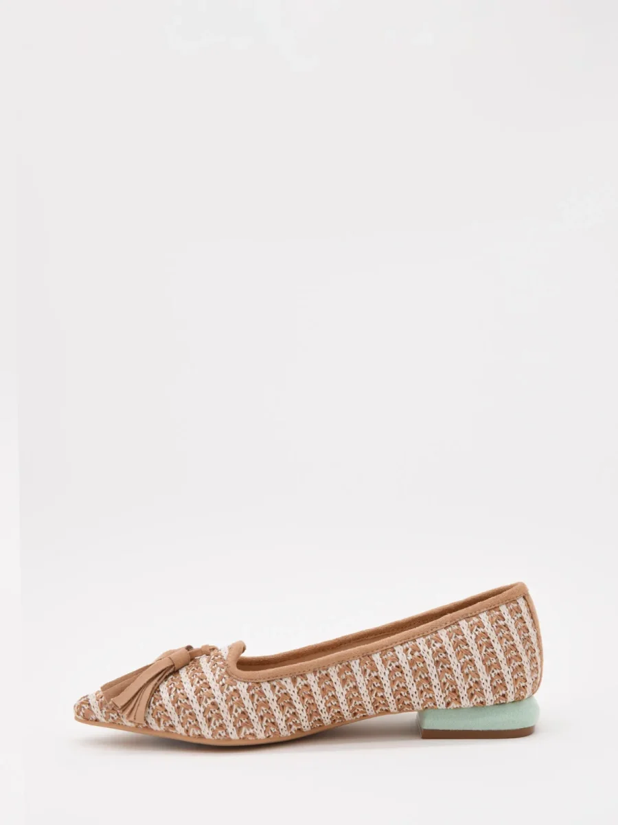 Mocasines con borlas taupe y tacón verde - Imagen 5