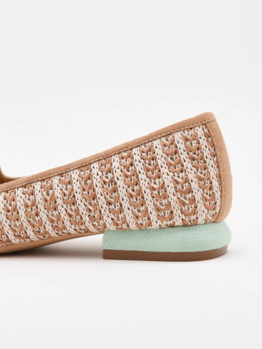 Mocasines con borlas taupe y tacón verde - Imagen 6