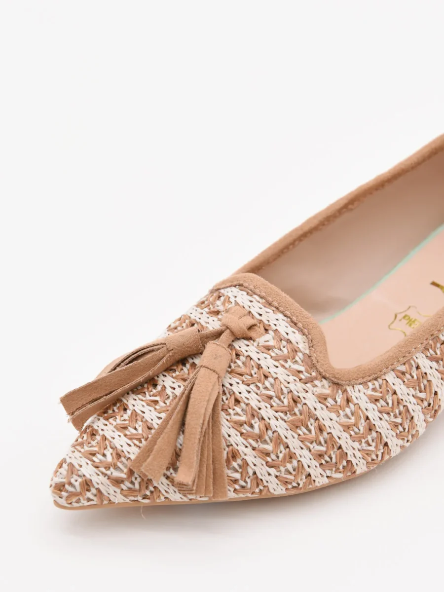 Mocasines con borlas taupe y tacón verde - Imagen 8