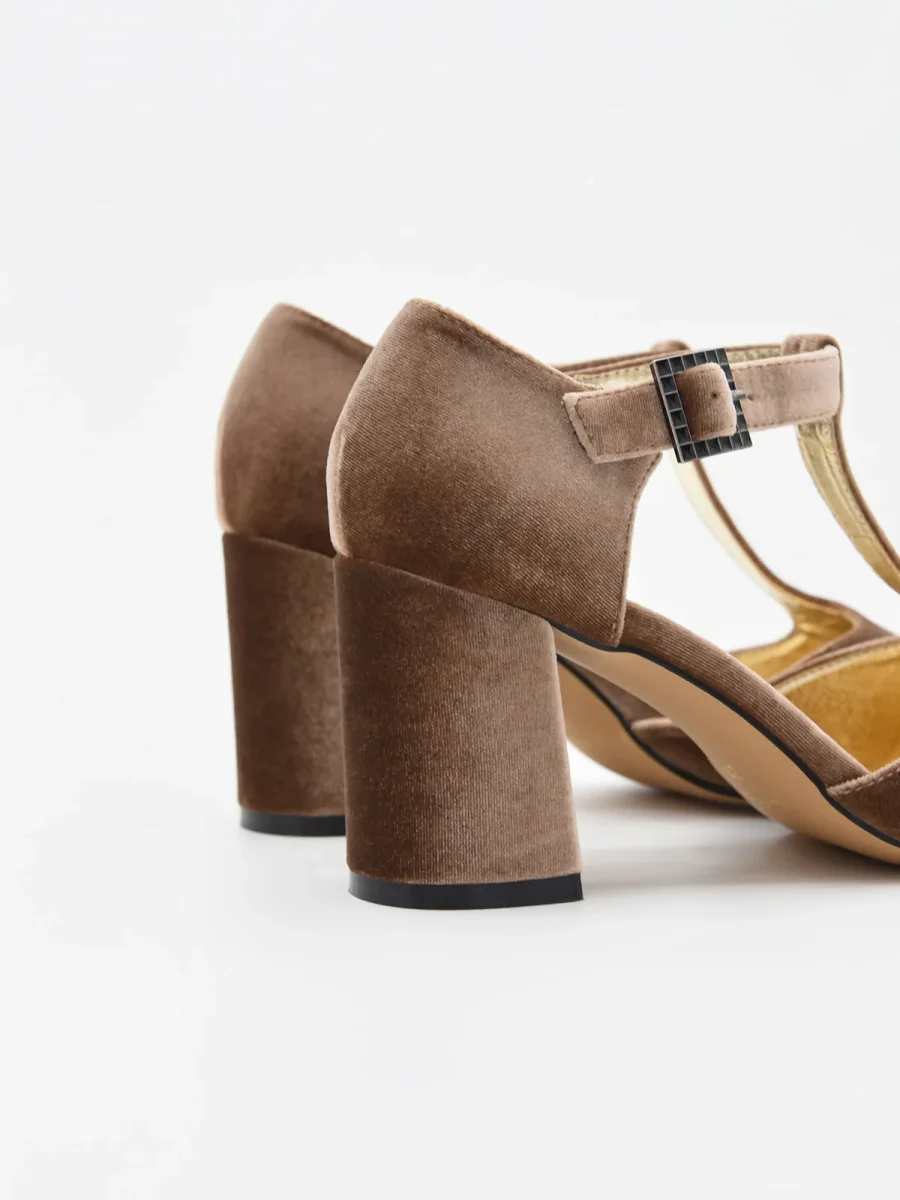 Zapato Elegante de Terciopelo Taupe con tira en el empeine - Imagen 6