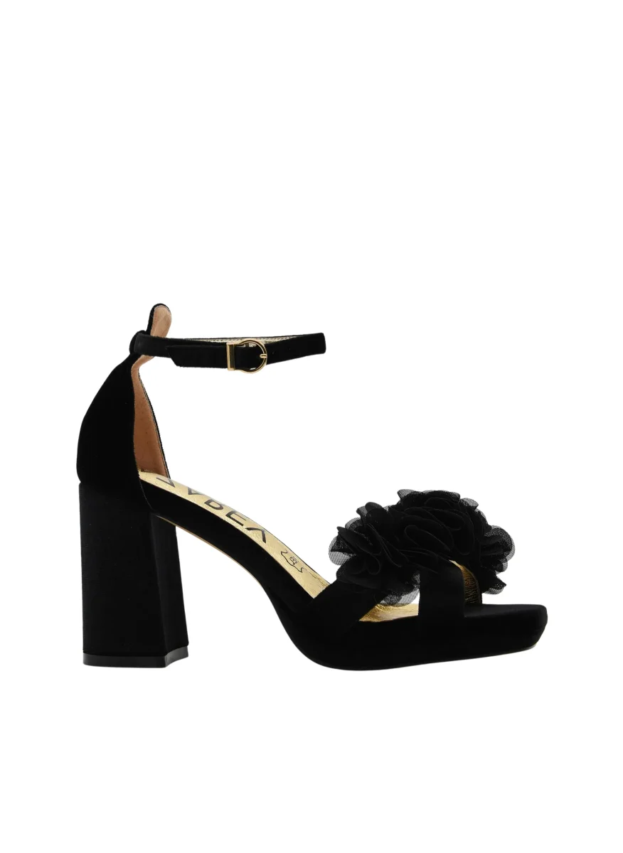 SANDALIAS CON PLATAFORMA EN TERCIOPELO NEGRO CON FLORES Y TACÓN ANCHO - Imagen 4