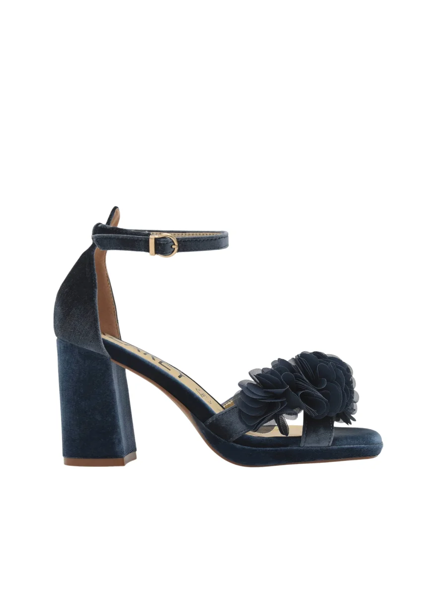 SANDALIAS CON PLATAFORMA EN TERCIOPELO AZUL CON FLORES Y TACÓN ANCHO - Imagen 4