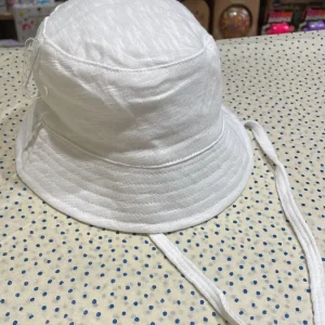 Bucket liso blanco con cierre