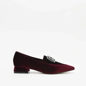 ZAPATO DE TERCIOPELO BURDEOS CON HEBILLA