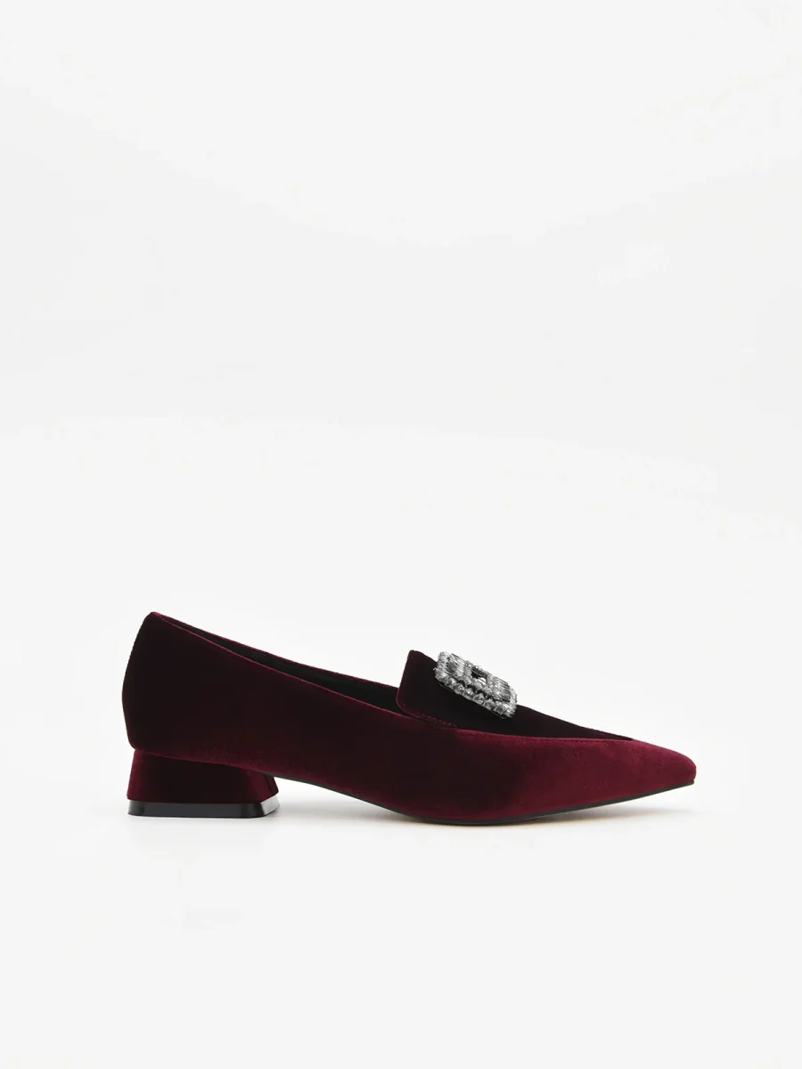 ZAPATO DE TERCIOPELO BURDEOS CON HEBILLA - Imagen 2