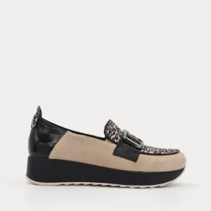 MOCASÍN BEIGE LEOPARDO CUÑA ADORNO METÁLICO
