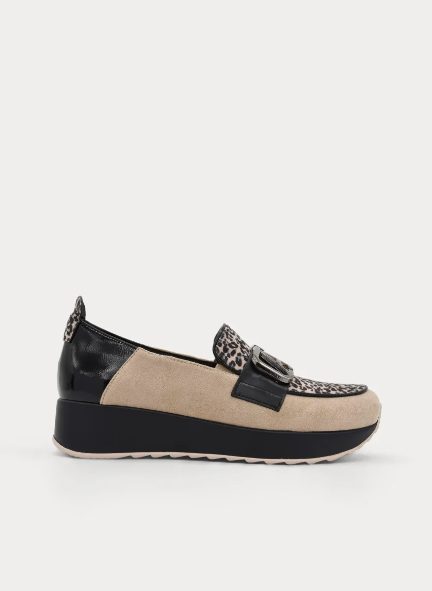 MOCASÍN BEIGE LEOPARDO CUÑA ADORNO METÁLICO - Imagen 2