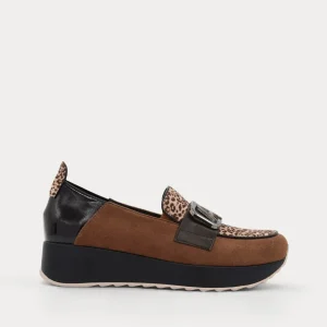 MOCASÍN MARRÓN LEOPARDO CUÑA ADORNO METÁLICO