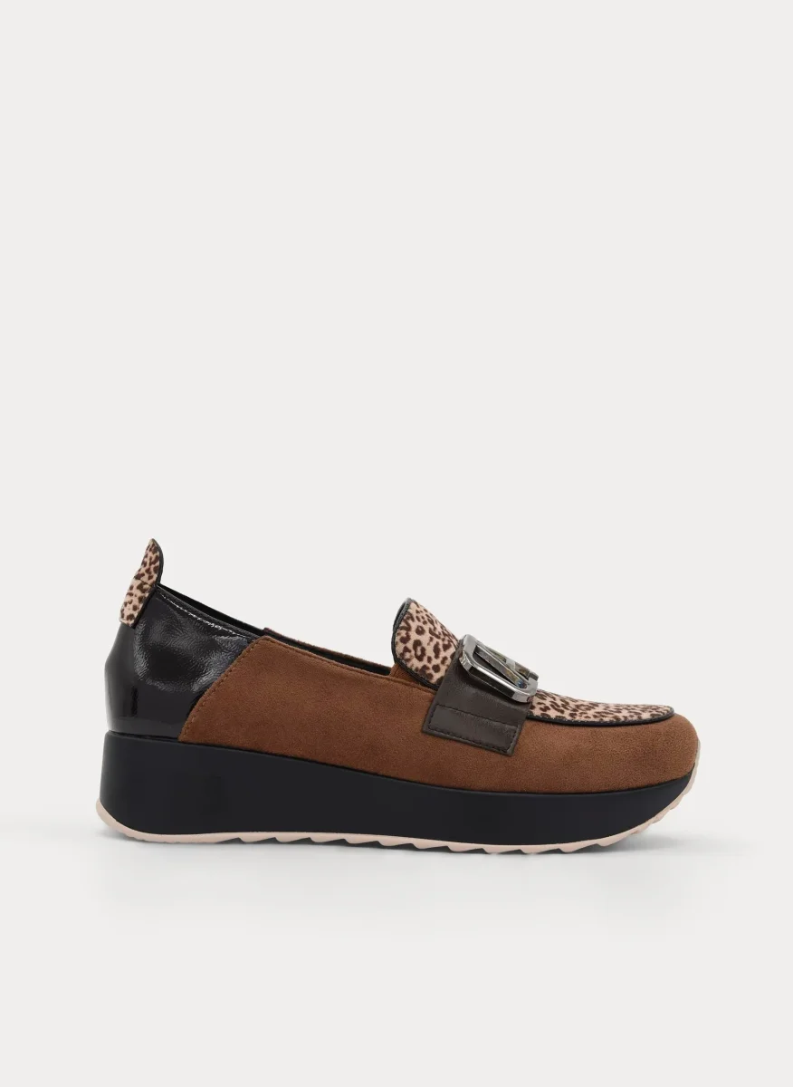 MOCASÍN MARRÓN LEOPARDO CUÑA ADORNO METÁLICO - Imagen 2