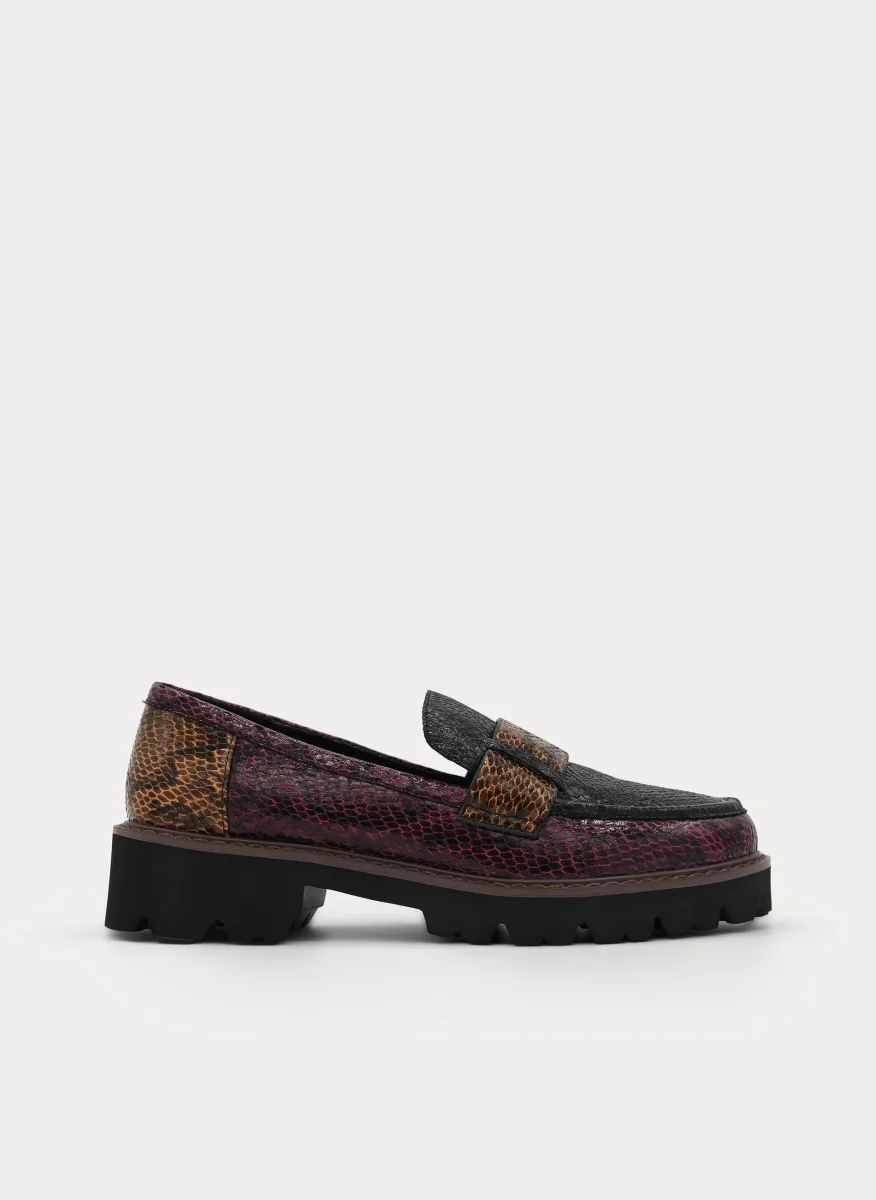 MOCASÍN NEGRO BURDEOS ANIMAL PRINT SUELA TRACK