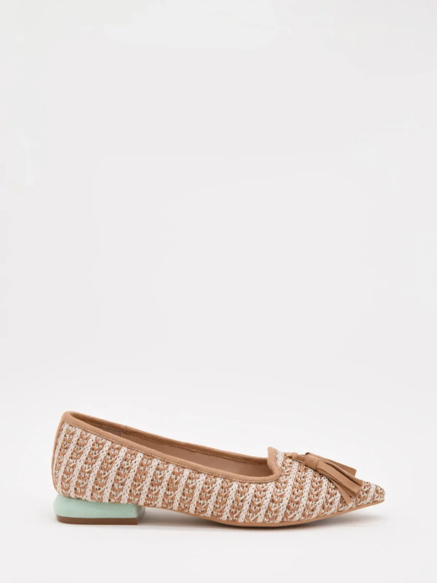 Mocasines con borlas taupe y tacón verde - Imagen 2