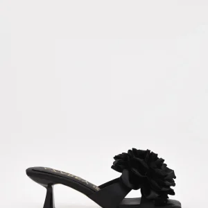 Mules de tacón negro satinado con flor