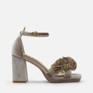 SANDALIAS CON PLATAFORMA EN TERCIOPELO BEIGE CON FLORES Y TACÓN ANCHO