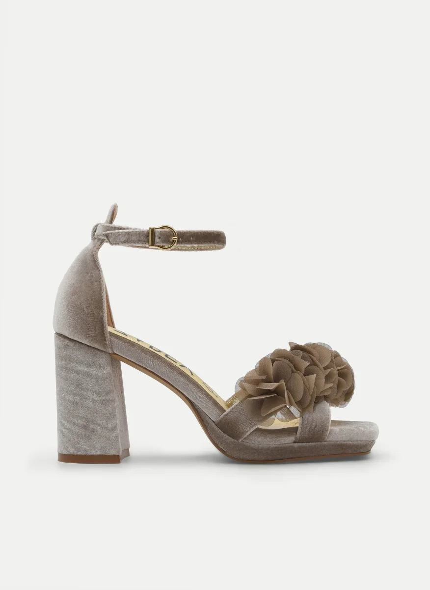SANDALIAS CON PLATAFORMA EN TERCIOPELO BEIGE CON FLORES Y TACÓN ANCHO