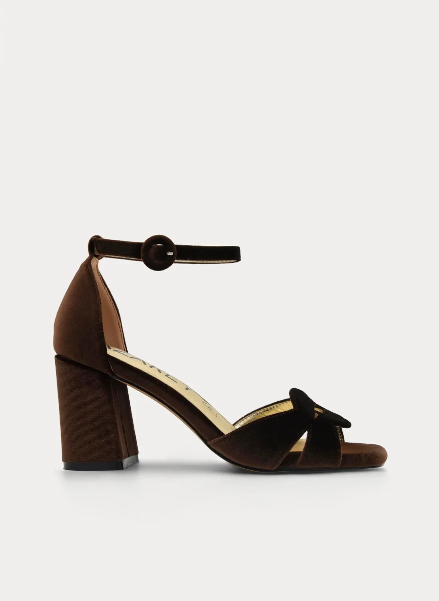 SANDALIA DE TERCIOPELO MARRÓN ELEGANTE