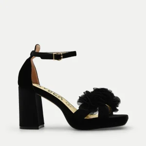 SANDALIAS CON PLATAFORMA EN TERCIOPELO NEGRO CON FLORES Y TACÓN ANCHO