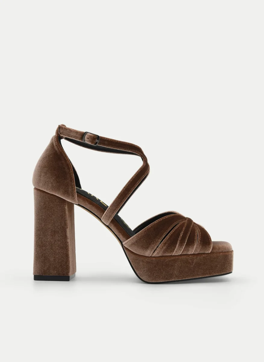 SANDALIA TAUPE DE TERCIOPELO CON TACÓN ANCHO Y PLATAFORMA - Imagen 2
