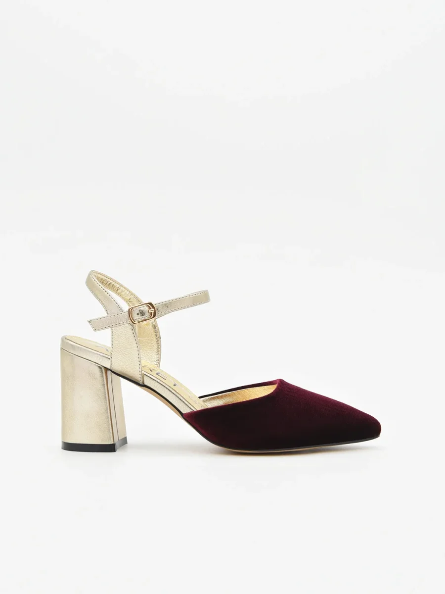 Zapato de Terciopelo Burdeos con Tacón Dorado y correa