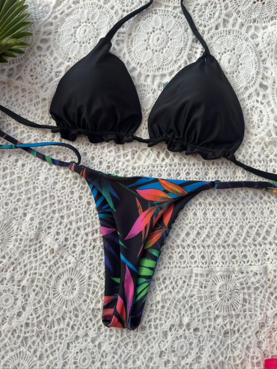 Conjunto Ibiza negro, tanga brasilera de amarres hojas tricolor - Imagen 3