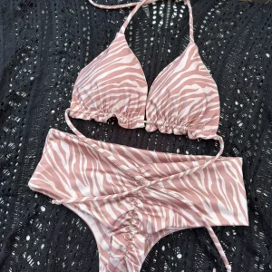 Conjunto Ibiza tanga fitness tiro medio cebra cafe beige