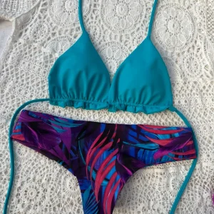 Conjunto Ibiza turquesa tanga fitness tiro bajo hojas moradas