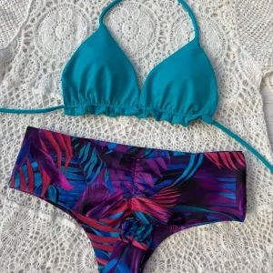 Conjunto Ibiza turquesa tanga fitness tiro medio hojas moradas
