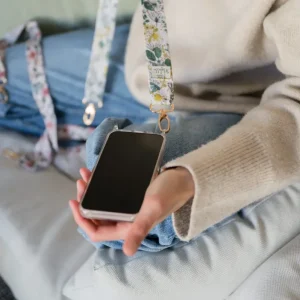 Funda para el móvil + cinta de Petite Mafalda - Iphone 16