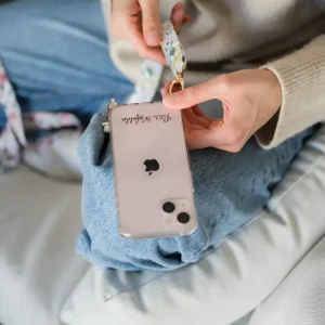 Funda para el móvil + cinta de Petite Mafalda - Iphone 15