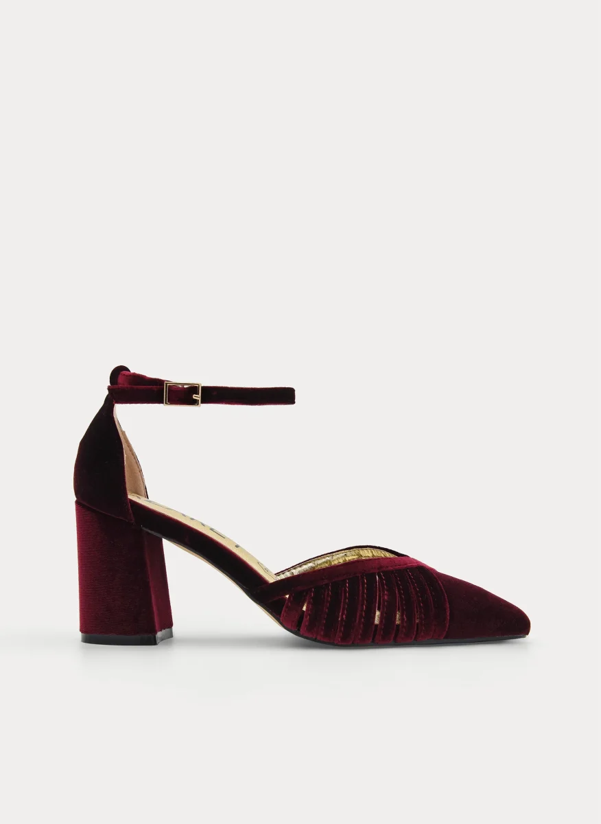 ZAPATOS DE SALÓN DE TERCIOPELO BURDEOS CON CORREA