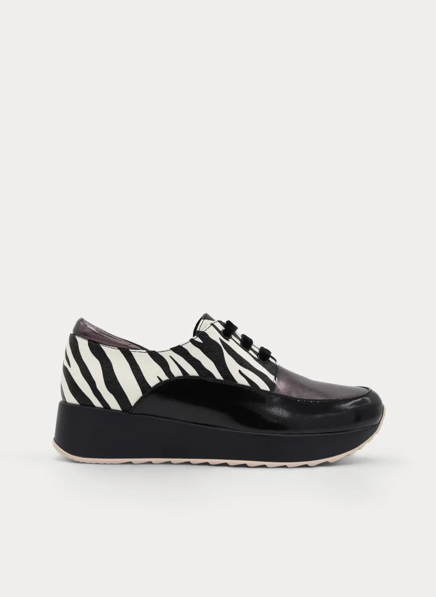 ZAPATO CUÑA NEGRO CEBRA CORDONES